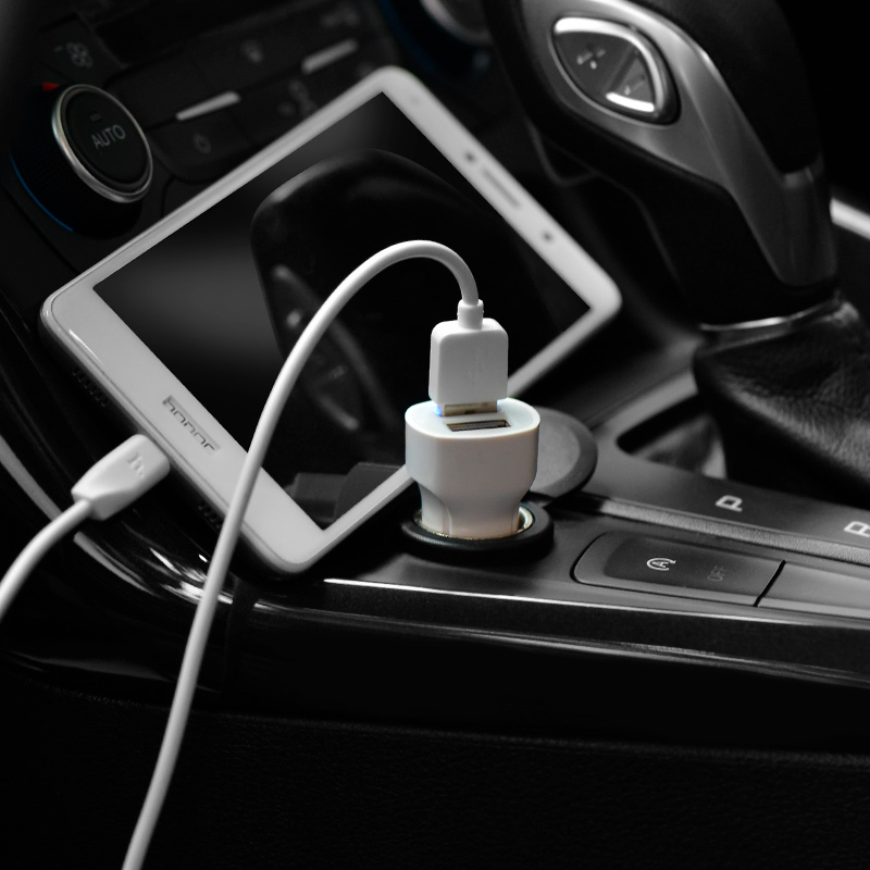 z2a-two-port-car-charger-charging-phone